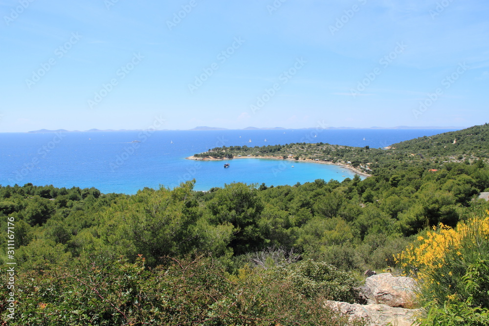 eine Bucht auf der Insel Murter in Kroatien eine Bucht auf der Insel Murter in Kroatien