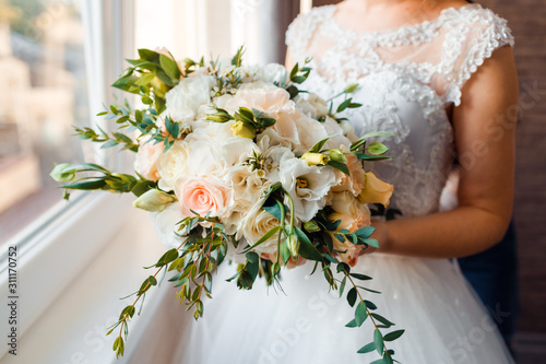 Fotografia Delicate classic wedding bouquet of roses for the bride