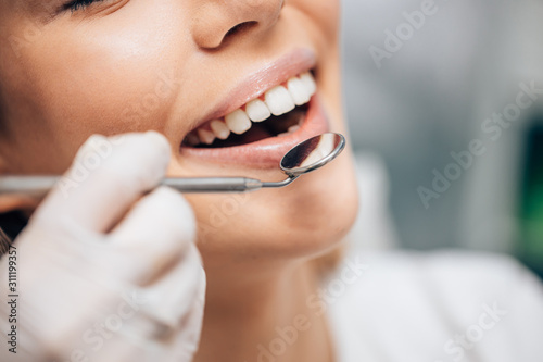 Valokuva attractive caucasian woman visiting dentist, doctor doing dental examination bef