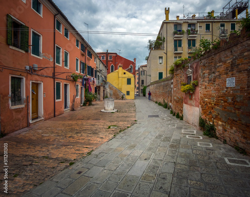 Fototapeta Naklejka Na Ścianę i Meble -  Gates and small streets of the old city of Venice. Italy.