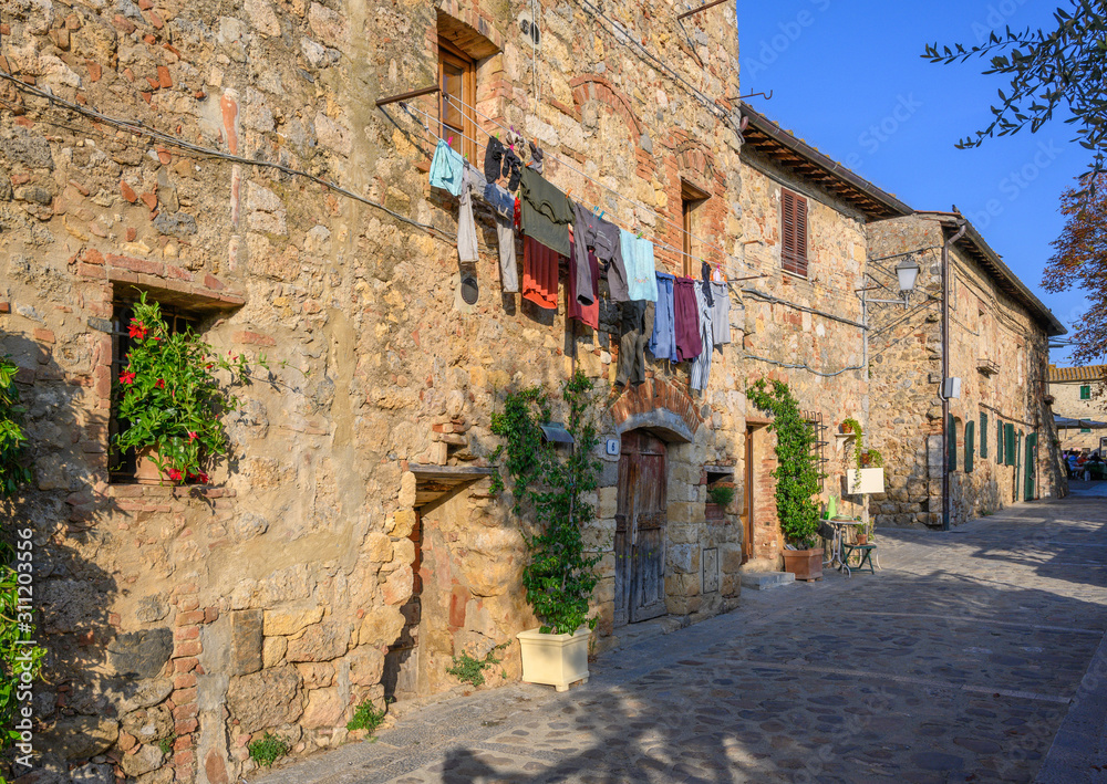 typische italienische Stadtszene in Monteriggioni, Toskana, Italien
