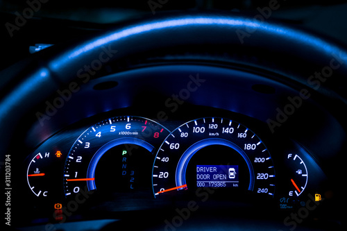 Cuadro en lienzo Closeup dashboard of mileage car