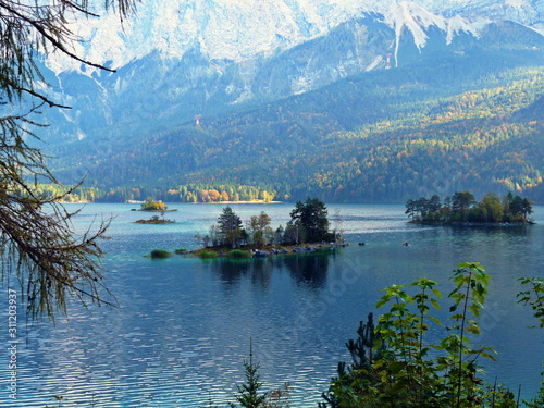 Eibsee mit Zugspitzpanorama und kleinen Inseln im Herbst, Bayern