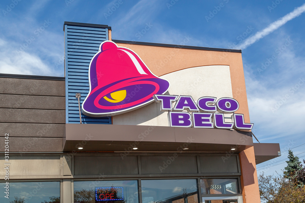 Close up of Taco Bell restaurant in Niagara Falls, Canada on September 18,  2019. Taco Bell is an American chain of fast food restaurants. Stock-Foto |  Adobe Stock