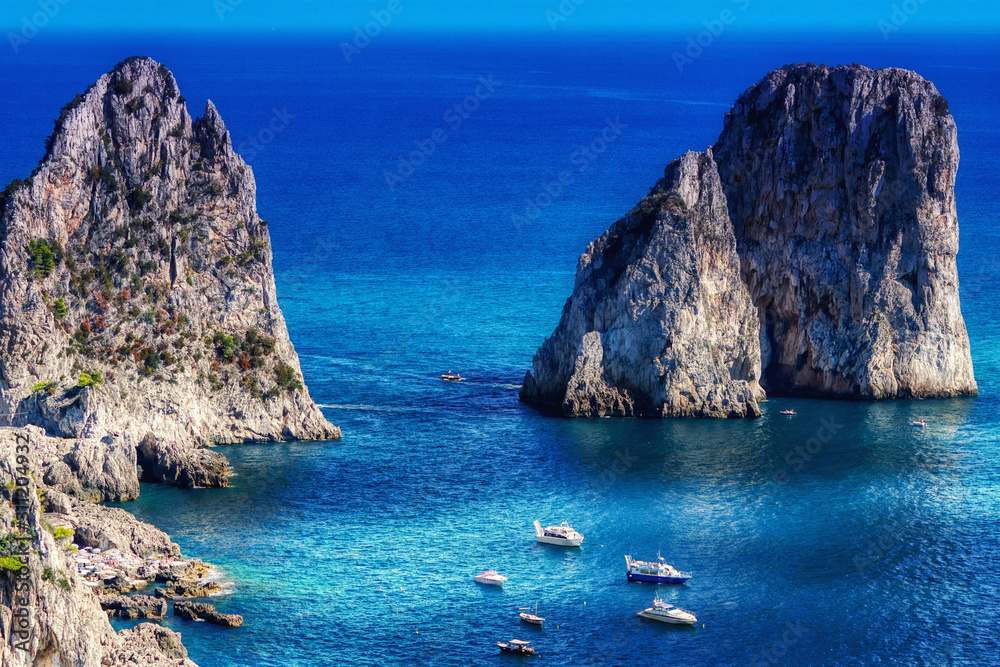 Blick auf die Faraglioni Felsen auf Capri