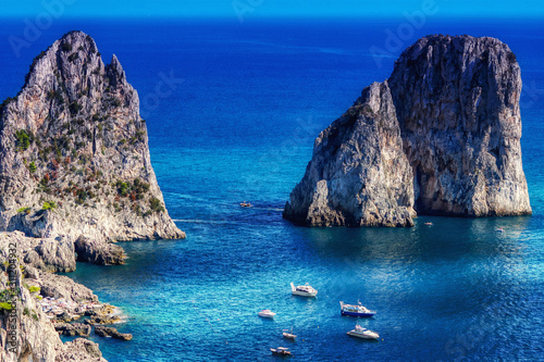 Blick auf die Faraglioni Felsen auf Capri