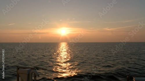 Sonnenuntergang auf hoher See