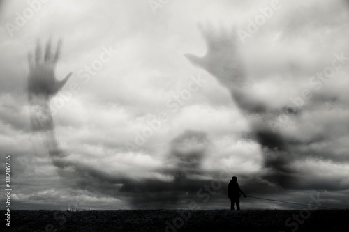 Große Gespenster Gestalt im Hintergrund von Wolken © ohenze