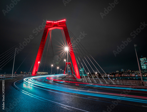Fotografie Light trails of traffic at the Willemsbrug in Rotterdam