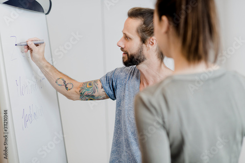 Mann mit Flipchart