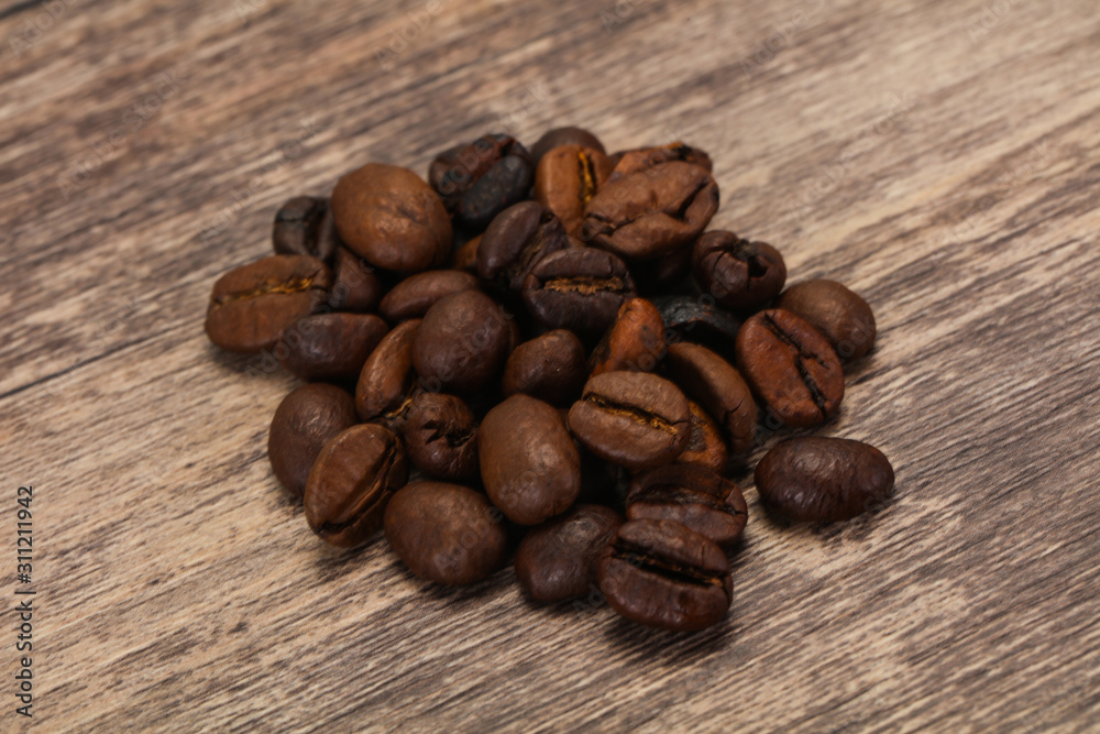 Naklejka premium Roasted coffee beans for cooking