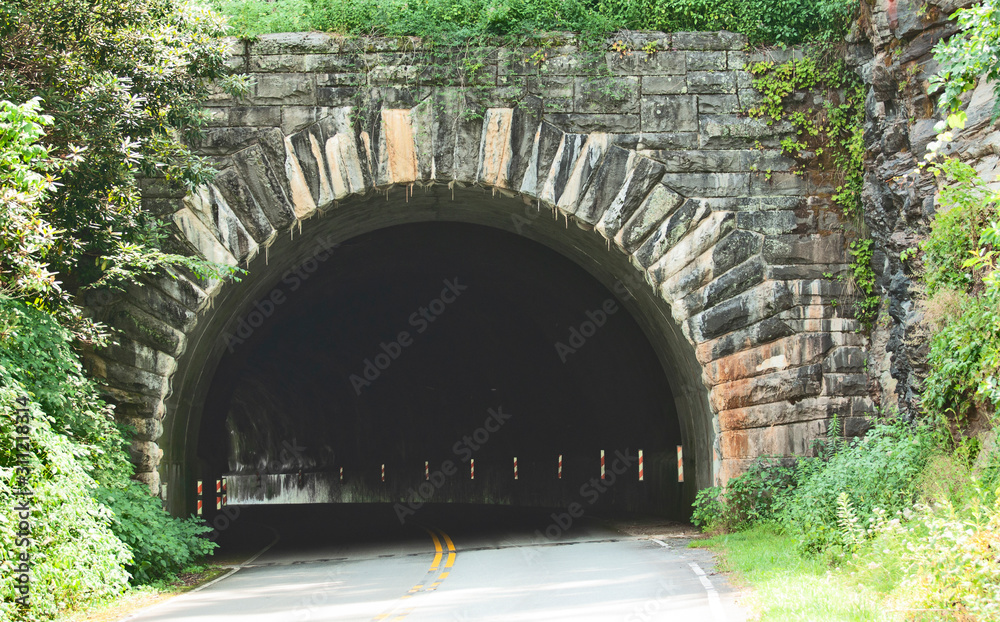 Obraz premium Half Circle Tunnel