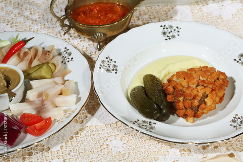 Pozharskaya cutlet with mashed potatoes and vegetables