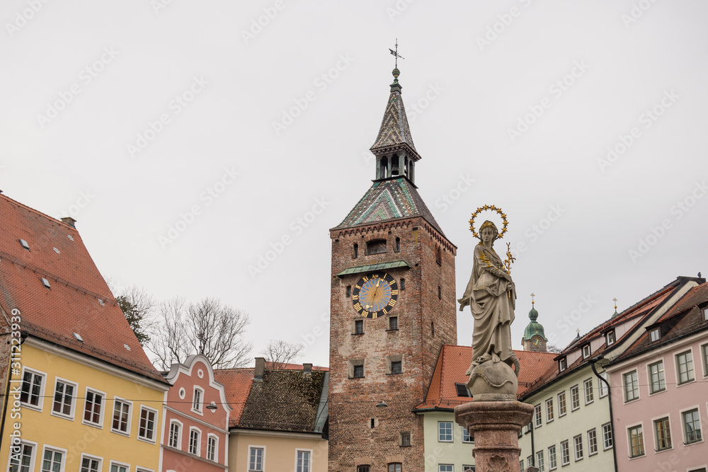 Maria Immaculata vor dem Schmalzturm in der Altstadt von Landberg am Lech