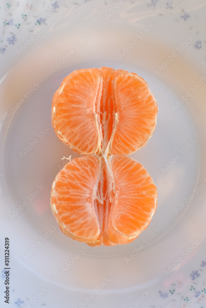 A very natural number: number 8 when opening a tangerine in half A very natural number: number 8 when opening a tangerine in half