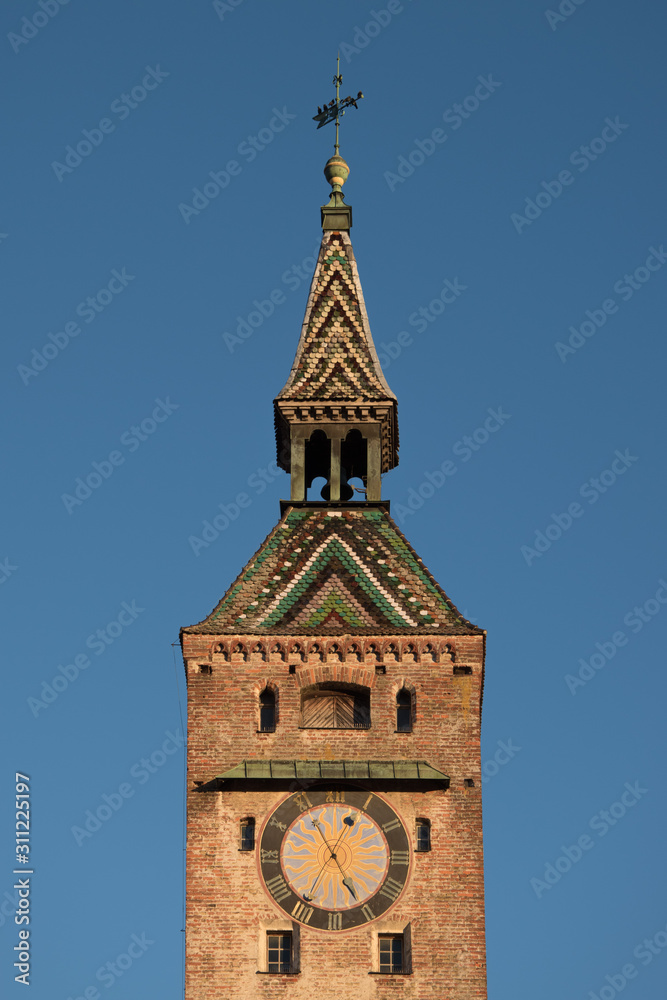 Schmalzturm in Landsberg am Lech vor blauem Himmel in Abendsonne