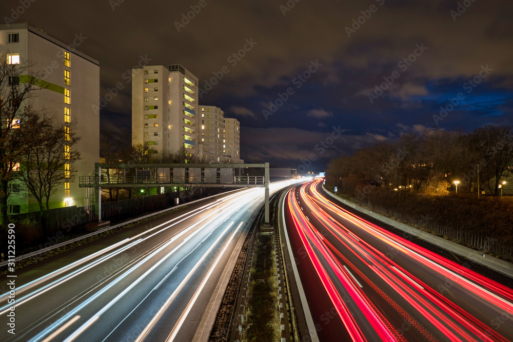 Autobahn A96 München bei Nacht mit Lichtspuren - Lindau, Verkehr 
