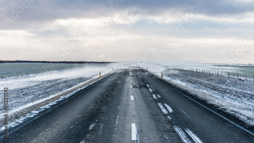 Droga w zimowym krajobrazie, zamieć śnieżna