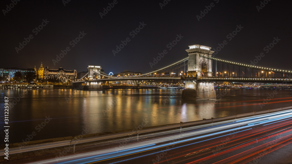 Obraz premium Szechenyi Chain Bridge on the Danube river at night. Budapest, Hungary.