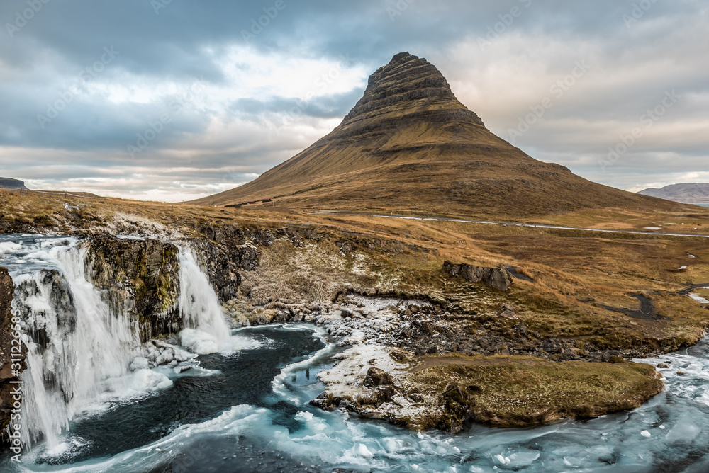 Kirkjufell – najsłynniejsza góra Islandii Kirkjufell – najsłynniejsza góra Islandii