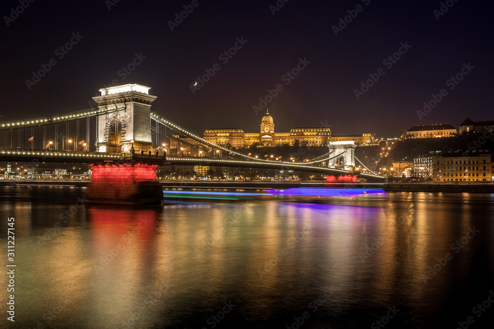 Szechenyi Chain Bridge on the Danube rive at night. Budapest, Hungary.