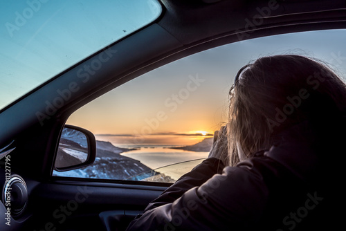 Podziwianie zachodu słońca z samochodu