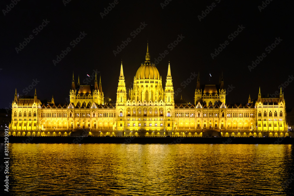 Obraz premium Illuminated Hungarian Parliament building with reflection in Danube river at night. Budapest, Hungary.