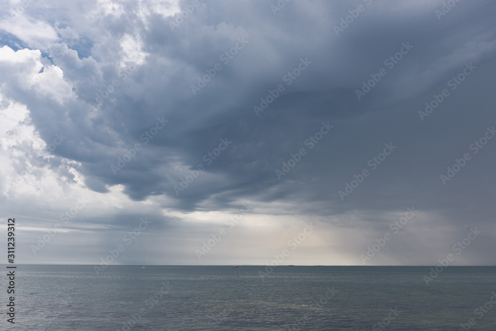 mer et ciel nuageux, orageux.  cloudy, stormy sea and sky.