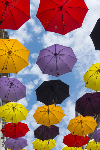 Fotografija parapluies suspendus dans une rue de Cherbourg