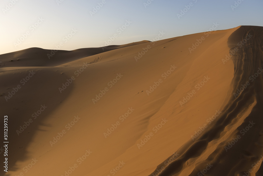 Dune de sable dans le Sahara marocain près de Merzouga.  Sand dune in the Moroccan Sahara near Merzouga.