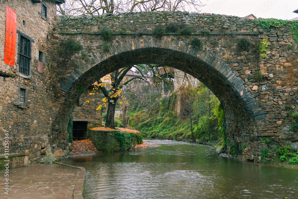 Puente con el río crecido en invierno, Potes, Cantabria, España Puente con el río crecido en invierno, Potes, Cantabria, España