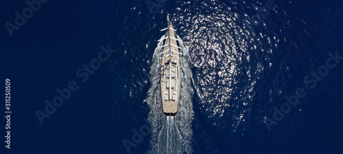 Powietrznego trutnia ultra szeroka fotografia luksusowa żagiel łódź z drewnianym pokładem pływa statkiem ciemnoniebieskiego morze egejskie, Grecja