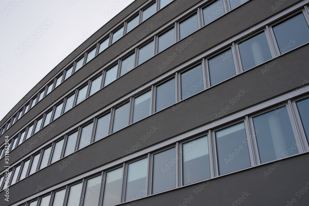 Graue Fassade mit Fensterbändern Graue Fassade mit Fensterbändern