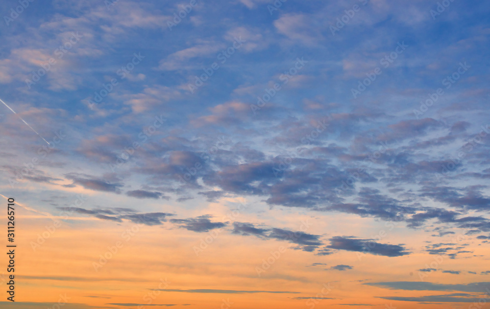 Obraz premium Epic and beautiful Skies Cloud Overlays during sunrise and sunset. Amazing clouds in different colors during sunrise or sunset. The concept of changing the sky in the pictures.