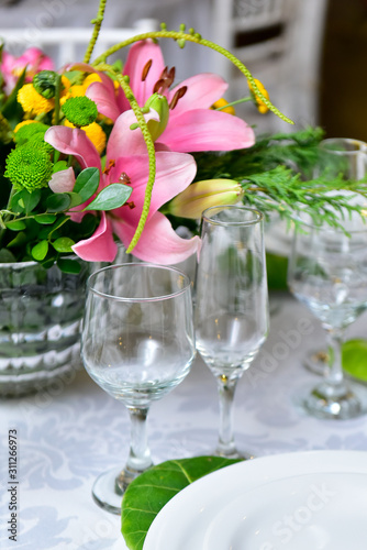 Elegant table setting with flowers and cups