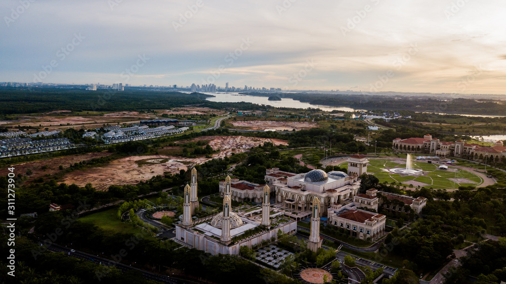 Fototapeta premium Beautiful Landscape at The Kota Iskandar Mosque located at Kota Iskandar, Iskandar Puteri, Johor State Malaysia early in the morning