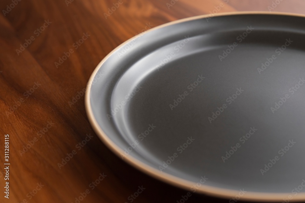 お皿と木のテーブル
