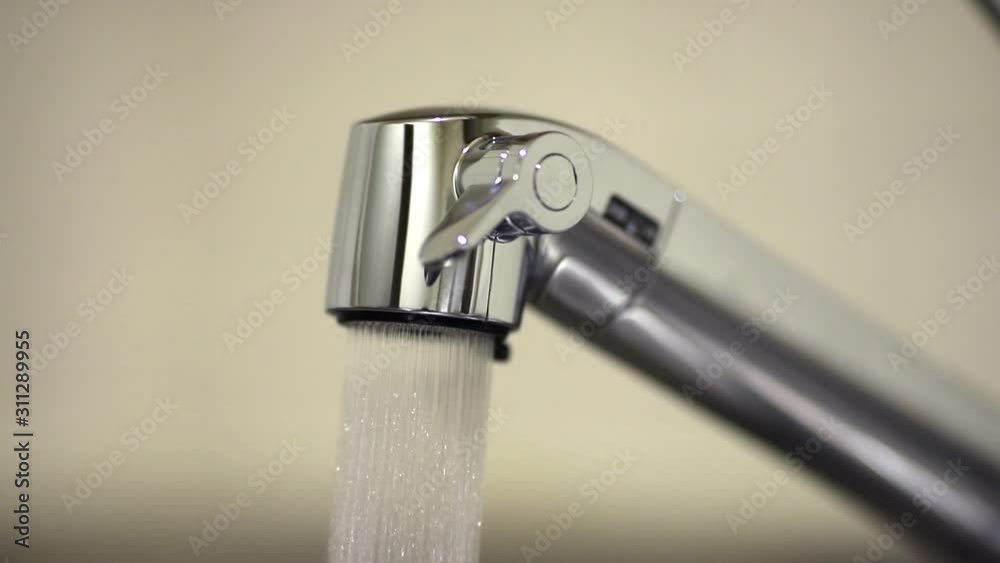 キッチン水栓の流れる水