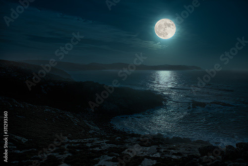 Foto A beautiful full moon night on the Atlantic