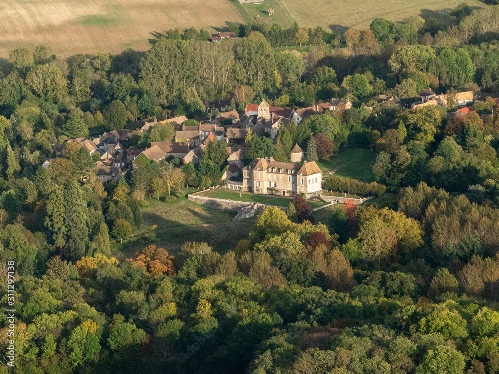 vue aérienne du château de Boury-en-Vexin dans l'Oise en France vue aérienne du château de Boury-en-Vexin dans l'Oise en France