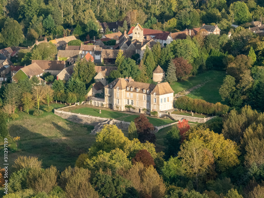 vue aérienne du château de Boury-en-Vexin dans l'Oise en France