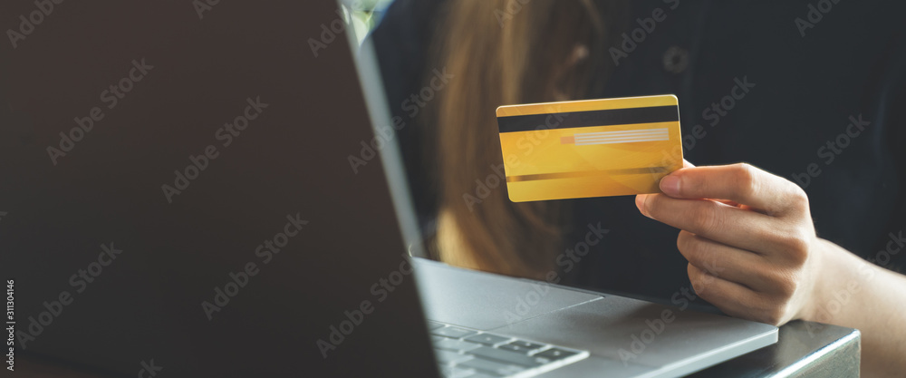 Close up hand of woman holding credit card shopping on website. - obrazy, fototapety, plakaty 