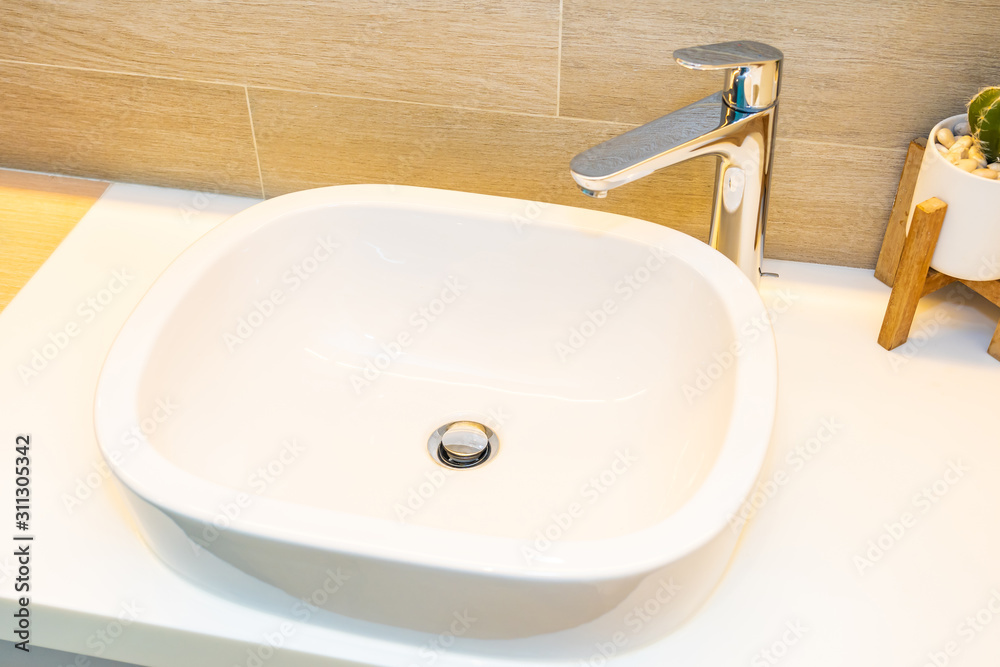 Fototapeta premium Water facuet and white sink decoration interior