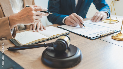 Foto lawyer lawsuit notary consultation or discussing negotiation legal case with doc