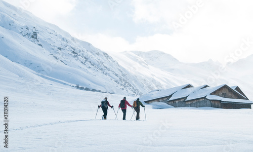 Drei Tourengeher in hochalpinem Gelände unterwegs © ARochau