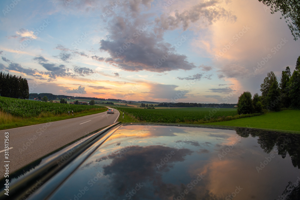 Fototapeta premium Landstraße mit Fischauge bei beginnender Abenddämmerung