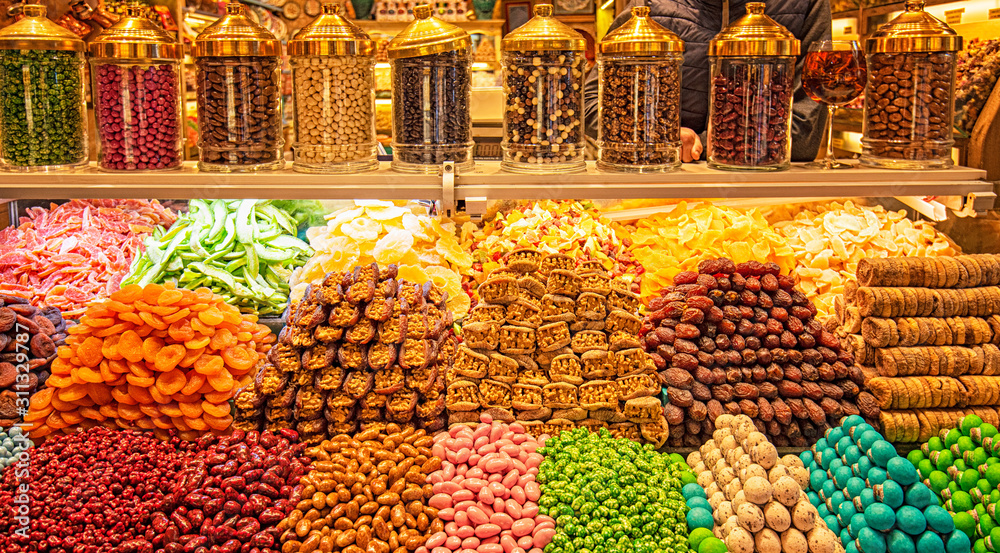 Obraz premium Grand bazaar shops in Istanbul, Turkey