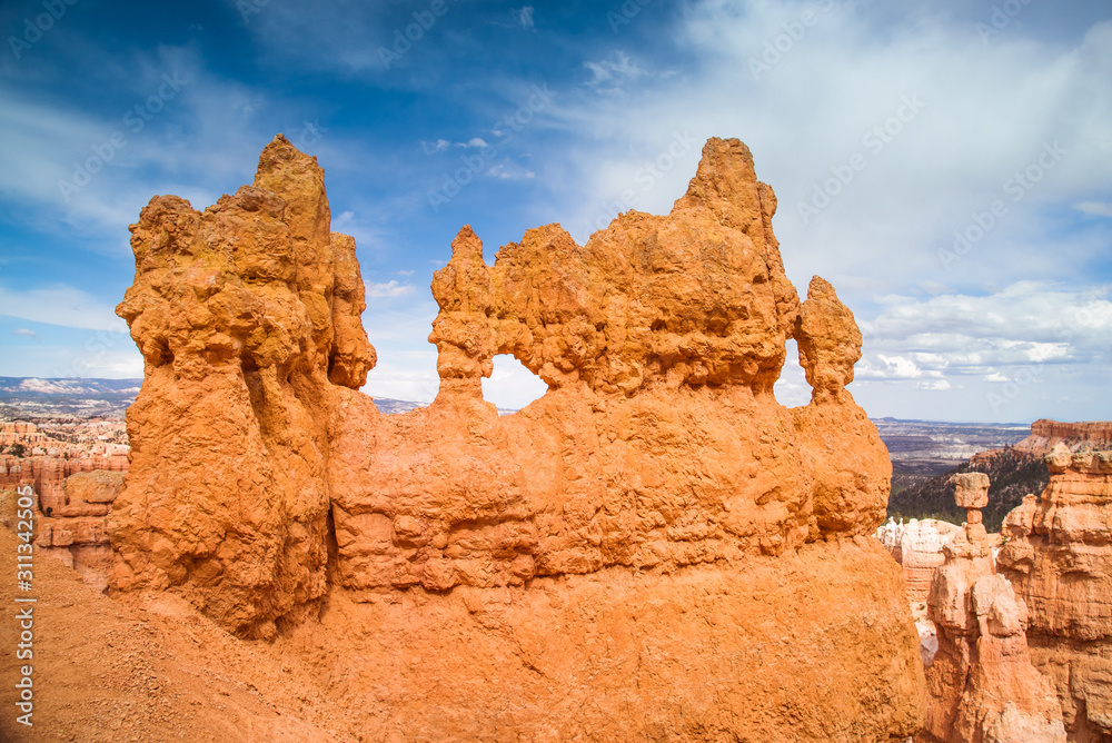 Fototapeta premium Zepsute skały Hoodoo, lub według legendy rdzennych Amerykanów - ludzie zamienili się w szczyty. Park Narodowy Bryce Canyon, Utah, USA. Różowy pomarańczowy pustyni piasek i kamień Krajobraz płaskowyżu Kolorado