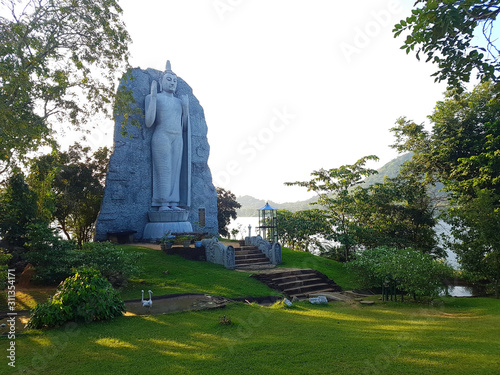 Buddha Statue aus weißen Marmor in Sri Lanka in Asien in einem schönen Park in Dambulla photo