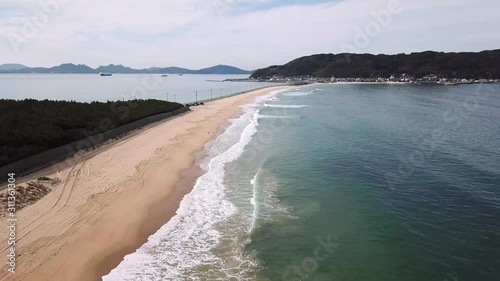 島に向かってのびる砂嘴 打ち寄せる波 志賀島 海 空撮 トラックアップ 前進 鳥瞰 海の中道海岸_v70_00599(DJI_0016PR_1_MOV) photo